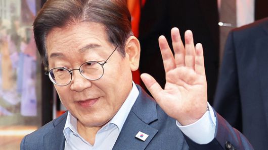 더불어민주당 이재명 대선 후보가 1일 서울 종로구의 한 포차 식당에서 '당신의 하루를 만드는, 보이지 않는 영웅들'이란 주제로 열린 배달 라이더, 택배 기사 등 비(非)전형 노동자들과의 간담회를 마친 뒤 나서며 손인사를 하고 있다. 김성룡 기자