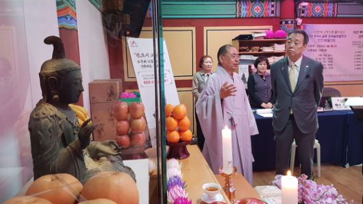 지난달 11일 미즈시마 고이치 주한 일본대사(오른쪽)가 충남 서산 부석사를 찾아 주지 원우 스님의 설명을 들으며 일본으로 돌아갈 고려시대 금동관세음보살좌상을 살펴보고 있다. 연합뉴스