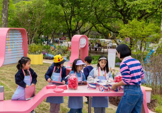 SPC가 서울 광진구 서울 어린이대공원에 조성한 놀이 정원인 '핑크 드림 가든. 이 정원은 배스킨라빈스의 아이스크림 스푼을 재활용해서 꾸몄다. 사진 SPC
