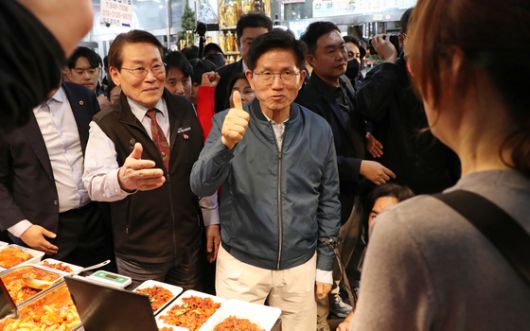 김문수 국민의힘 대선후보가 4일 경기도 의정부제일시장을 방문해 음식을 맛본 뒤 엄지척을 하고 있다. [뉴시스]