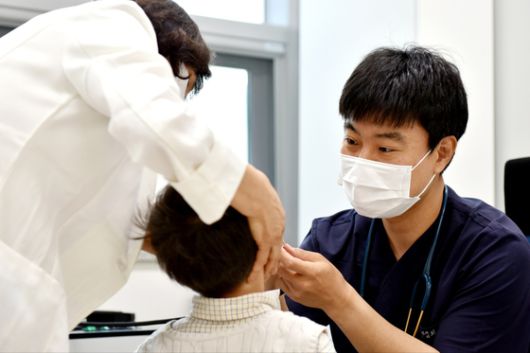 최용준 소아과 전문의가 지난 2일 오전 전남 곡성보건의료원에 마련된 소아과 진료실에서 아이들을 진료하고 있다. 곡성은 1960년 소아과 전문의 제도가 생긴 이후 처음으로 상시 소아과가 이날 문을 열었다. 뉴스1