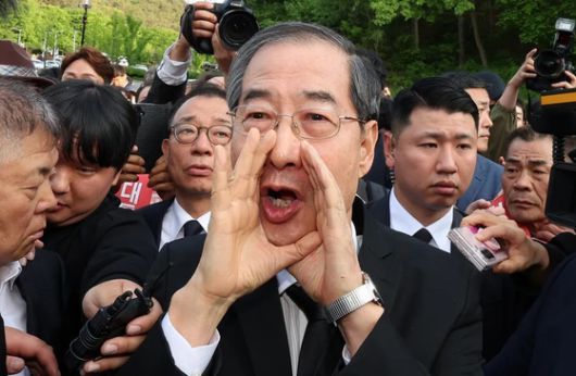 지난 2일 광주 5·18 묘역을 방문한 한덕수 전 총리가 일부 단체의 반대로 참배가 막히자 "저도 호남 사람입니다"라며 무려 열다섯번이나 호소했다. 한 전 총리는 전북 전주에서 태어났다. [연합뉴스]