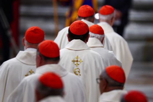 4일 바티칸 성 베드로 대성당에서 열린 프란치스코 교황을 위한 추모 미사에 참석하는 추기경들. 로이터=연합뉴스