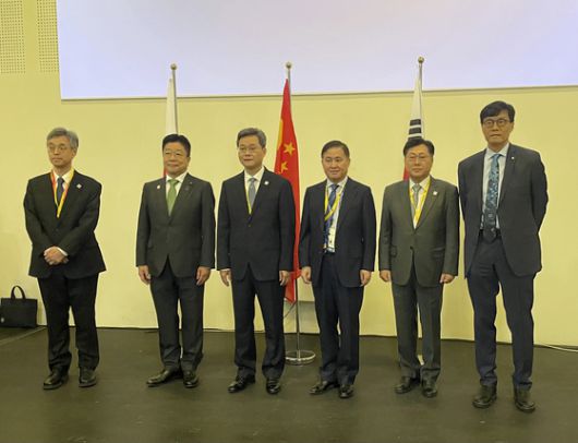 4일(현지시간) 이탈리아 밀라노에서 열린 한일중 및 ASEAN+3 재무장관?중앙은행총재 회의에서 히미노 BOJ 부총재(왼쪽부터), 카토 일본 재무장관, 란 포안 중국 재무장관, 판궁성 PBC 총재, 최지영 기획재정부 차관보, 이창용 한국은행 총재가 기념촬영하고 있다. 뉴스1