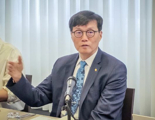 기자간담회 하는 이창용 한은 총재   (밀라노=연합뉴스) 이창용 한국은행 총재가 5일 오전(현지시간) 아시아개발은행(ADB) 연차총회 참석차 방문한 이탈리아 밀라노의 한 호텔에서 기자들과 간담회를 하고 있다. 2025.5.6 [한국은행 제공. 재판매 및 DB 금지]   photo@yna.co.kr (끝)  〈저작권자(c) 연합뉴스, 무단 전재-재배포, AI 학습 및 활용 금지〉