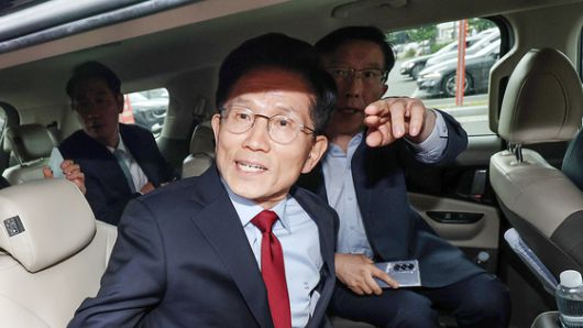 국민의힘 권영세 비상대책위원장이 6일 서울 여의도 국회에서 열린 의원총회에서 시계를 보고 있다.   권 비대위원장은 발언을 통해 한덕수 후보와의 단일화에 대해 "어떻게든 11일까지는 완료돼야 한다"고 말했다. 오른쪽은 권성동 원내대표. 연합뉴스