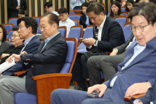 김문수 국민의힘 대통령 후보가 6일 경북 포항시 죽도시장을 찾아 시민들을 향해 인사하고 있다. 뉴스1