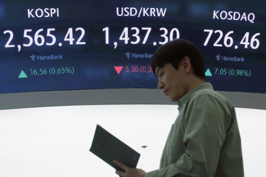 지난달 29일 서울 중구 하나은행 본점 딜링룸 전광판. 뉴스1