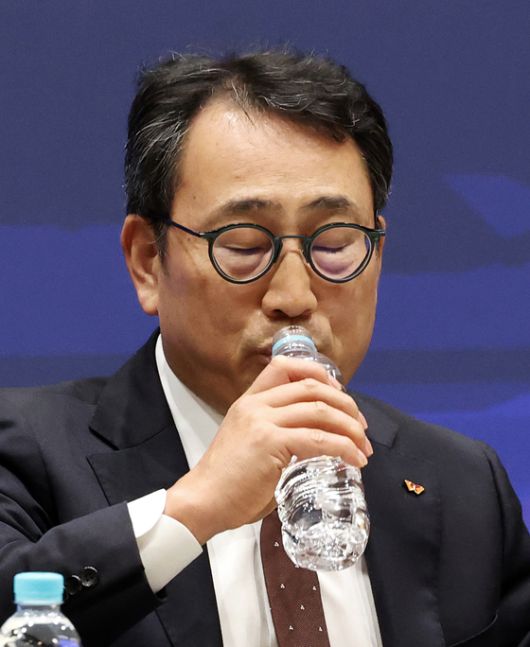 유영상 SK텔레콤 대표이사가 지난 2일 오전 서울 중구 SK텔레콤 T타워에서 열린 사이버 침해 관련 일일 브리핑에서 질문에 답변하던 중 잠시 목을 축이고 있다. 뉴스1