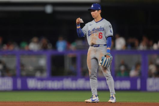 7회 수비 도중 상대 타자의 특징을 기록한 플레이 카드를 읽어보는 김혜성. 로이터=연합뉴스