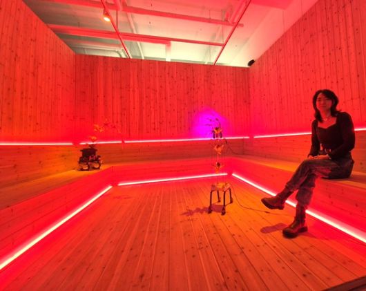 전시장에 설치한 사우나실에 앉은 레이첼 윤. 권근영 기자