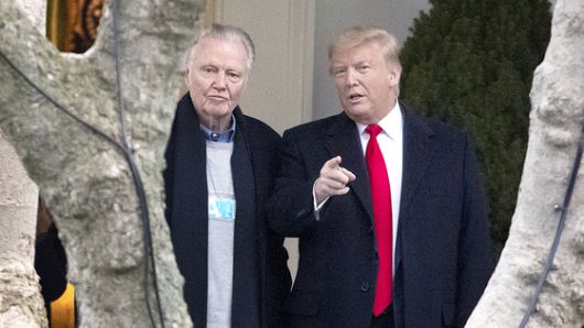 원로배우 존 보이트(왼쪽)가 2020년 1월 28일 당시 대선에서 낙선한 트럼프 대통령이 백악관을 떠나기 전 트럼프 대통령과 나란히 서서 대화를 나누고 있다. AP=연합뉴스