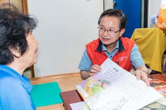 서울 영등포구 어르신 요양돌봄보호사가 어르신을 대상으로 돌봄 서비스를 진행하고 있다. [사진 영등포구]