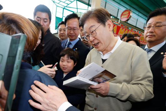 이재명 더불어민주당 대선 후보가 6일 오후 충북 옥천군 옥천읍 옥천공설시장을 방문해 시민들과 인사를 나누고 있다. 김성룡 기자