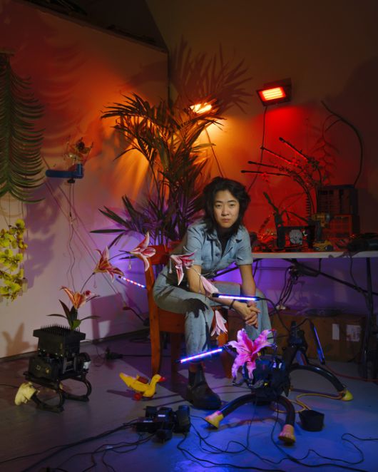 중고 운동기기와 조화로 만든 키네틱 조각에 둘러싸인 레이첼 윤. 사진 G갤러리