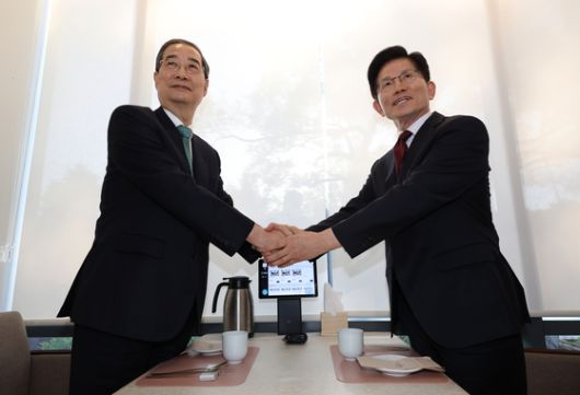 국민의힘 김문수 대선후보와 무소속 한덕수 대선 예비후보가 7일 서울 종로구의 한 식당에서 후보 단일화 관련 회동을 하고 있다. 연합뉴스