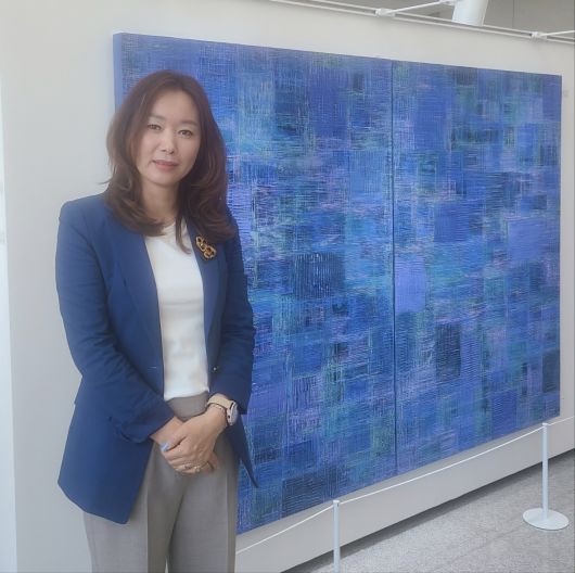 전주지검 1층 로비에 마련된 '온숲 갤러리'에서 개인전을 연 박선영 작가. 사진 전주지검