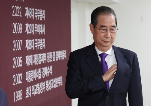 김문수 국민의힘 대통령 후보가 7일 오후 서울 종로구의 한 음식점에서 열린 후보 단일화를 위한 회동을 갖기 위해 차량에서 내리고 있다. 뉴스1