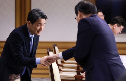 이주호 대통령 권한대행 부총리 겸 교육부 장관이 7일 정부서울청사에서 열린 경제안보전략 간담회에 참석하며 정인교 산업통상자원부 통상교섭본부장과 악수하고 있다. 연합뉴스