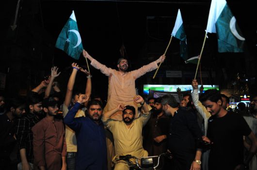 2025년 5월 6일 인도 잠무에서 모의 훈련 중 학생들이 귀를 막고 있는 모습. AP=연합뉴스