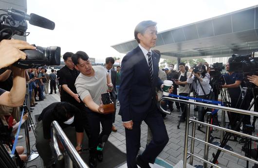 지난해 8월 31일 당시 조국 조국혁신당 대표가 문재인 전 대통령 뇌물 의혹 사건과 관련해 참고인 조사를 받기 위해 전주지검 청사로 들어가고 있다. 연합뉴스