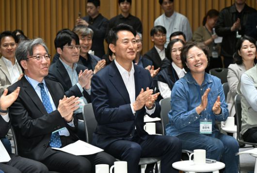 규제철폐 100일 성과보고회에서 성과를 청취하는 오세훈 서울시장. [사진 서울시]