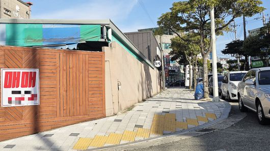 지난 21일 오후 여수시 국가산업단지 인근 무선지구 상가 부지 곳곳에 매매 전단이 붙어 있었다. 무선지구는 한때 여수국가산단 호황기 때 번화가로 활기를 띠었지만, 지금은 임대·매매를 알리는 건물이 즐비한 지역으로 변했다. 여수=노유림 기자