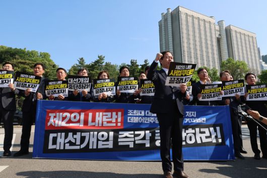 조희대 대법원장이 지난 1일 오후 서울 서초구 대법원 대법정에서 이재명 더불어민주당 대선 후보의 공직선거법 위반 사건 상고심 선고를 준비하며 입술을 다물고 있다. 사진공동취재단