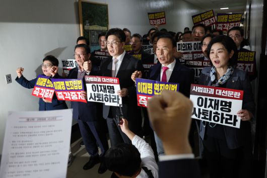 유상범 국회 법제사법위원회 국민의힘 간사를 비롯한 여당 법사위원들이 7일 오후 서울 여의도 국회에서 열린 법제사법위원회 전체회의에서 '대통령 당선시 재판 정지법' 상정에 앞서 회의장을 나서고 있다.뉴스1