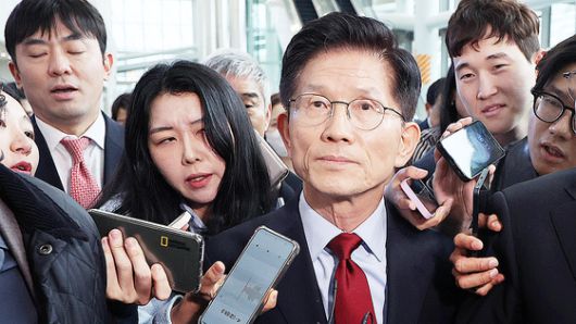 국민의힘 김문수 대선 후보(가운데)가 3일 오후 경기 일산 킨텍스에서 열린 제5차 전당대회에서 권영세 비대위원장(왼쪽), 권성동 원내대표와 기념촬영을 하고 있다. 임현동 기자