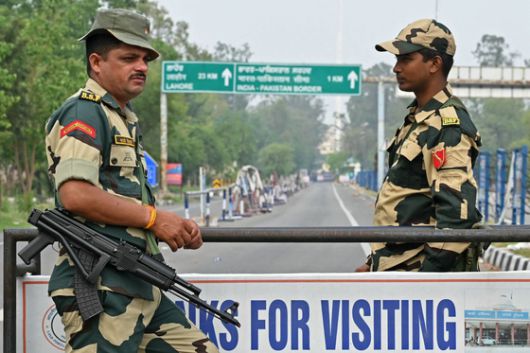 7일 파키스탄 펀자브주 무리드케에서 파키스탄군이 정부 소유 보건 교육 시설 앞에서 경계 근무를 서고 있다. 파키스탄 정부는 인도가 이날 무리드케를 비롯한 6곳에 미사일 공격을 가했다고 밝혔다. AFP=연합뉴스