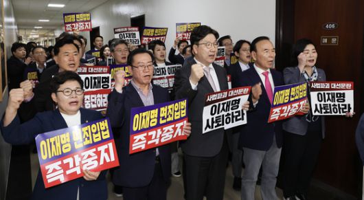 정청래 법사위 위원장이 7일 국회에서 열린 법제사법위원회 전체회의에서 민주당 위원들만 참석한 채 의사봉을 두드리고 있다. 임현동 기자/20250507