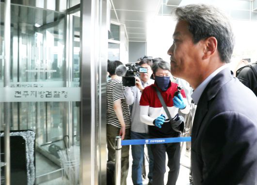 임종석 전 대통령 비서실장이 지난해 8월 20일 문재인 전 대통령 뇌물 의혹 사건 참고인 신분으로 전주지검에 출석하고 있다. 뉴스1