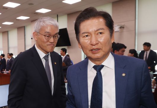 정청래 국회 법제사법위원장이 지난 5일 조희대 대법원장 등에 대한 청문회 개최를 예고했다. 사진은 지난해 6월 12일 22대 국회 첫 법사위 전체회의를 마치고 천대엽 법원행정처장(대법관)과 함께 회의장을 나서는 정 위원장의 모습. 뉴스1