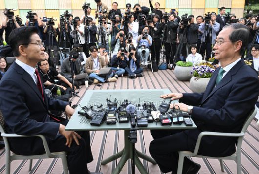 김문수 국민의힘 대통령 후보와 한덕수 무소속 대선 예비후보가 8일 오후 서울 여의도 국회 강변서재에서 후보 단일화 관련 회동을 하고 있다. 임현동 기자