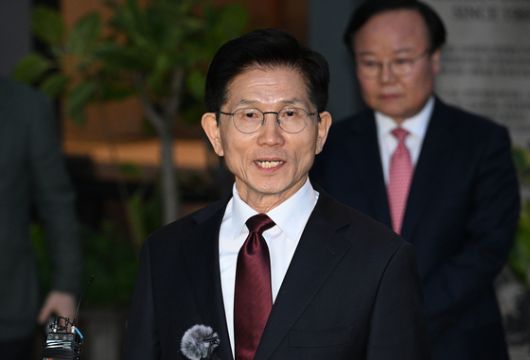 국민의힘 김문수 대선 후보가 7일 서울 종로구의 한 식당에서 무소속 한덕수 대선 예비후보와 후보 단일화 관련 회동을 마친 뒤 브리핑을 하고 있다.   국민의힘 김 후보와 무소속 한 예비후보는 후보 단일화 논의를 이날 위해 만났지만, 합의된 사항 없이 끝났다. 연합뉴스