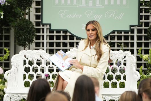 멜라니아 트럼프 여사가 지난달 21일 백악관에서 열린 부활절 달걀 굴리기 행사에서 참석한 어린이들을 위해 책을 읽어주고 있다. AP=연합뉴스