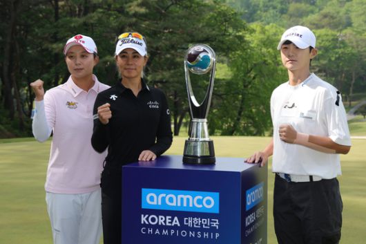 아람코 챔피언십 우승 트로피를 두고 함께 포즈를 취한 김효주, 대니엘 강, 박성현(왼쪽부터). 연합뉴스