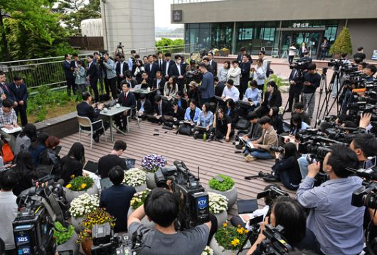 권성동 국민의힘 원내대표가 8일 오전 국회에서 열린 비상대책회의에서 발언하고 있다. 오른쪽은 권영세 비대위원장. 임현동 기자
