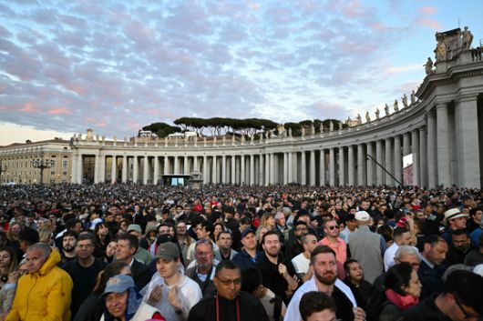 지난 7일(현지시간) 시스티나 성당 굴뚝에서 흰 연기가 피어오르길 기다리며 바티칸의 성 베드로 광장에 모인 신자들. AFP=연합뉴스