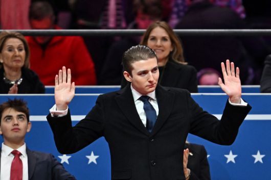 도널드 트럼프 미국 대통령의 막내 아들니 배런 트럼프가 지난 1월 20일 트럼프 대통령 취임식에서 청중들의 환호에 인사하고 있다. AFP=연합뉴스