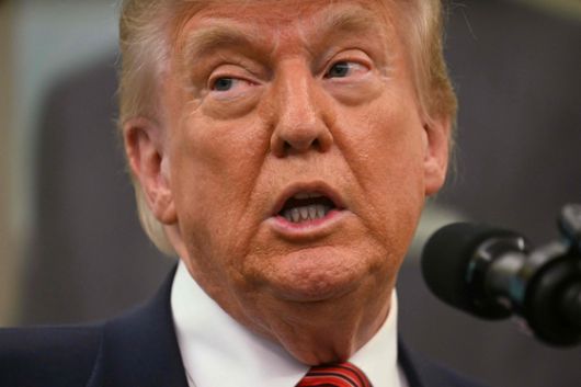 도널드 트럼프 미국 대통령이 7일(현지시간) 워싱턴 DC 백악관에서 열린 데이비드 퍼듀 전 조지아주 공화당 상원의원의 주중 대사 취임식에서 발언하고 있다. AFP=연합뉴스