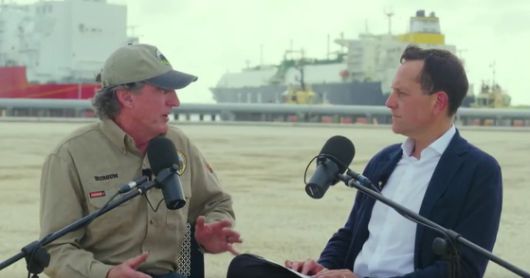 더그 버검 미국 내무부 장관 겸 백악관 국가에너지위원장(왼쪽)이 6일(현지시간) 공개된 팟캐스트 ‘올인(All-In)’ 인터뷰에서 진행자 데이비드 프리드버그 질문에 답하고 있다. 사진 소셜미디어 엑스(X) 캡처