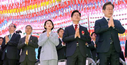 제21대 대통령선거 후보들이 5일 오전 서울 종로구 조계사에서 열린 불기 2569년 부처님 오신 날 봉축법요식에 참석해 불자들과 함께 합장하고 있다. 오른쪽부터 이재명 더불어민주당·김문수 국민의힘·김재연 진보당·권영국 정의당·한덕수 무소속 후보. 이준석 개혁신당 후보는 대구 동화사에서 열린 봉축법요식에 참석했다. 대통령실사진기자단