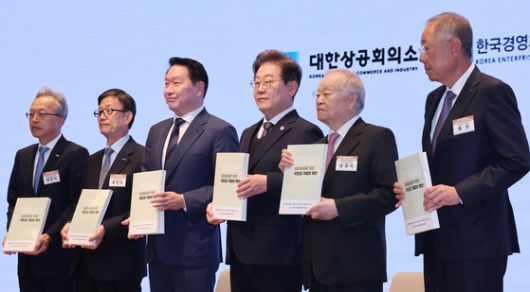 더불어민주당 이재명 대선 후보가 8일 서울 중구 대한상공회의소에서 열린 경제5단체장과 간담회에 참석해 정책제언집을 들고 함께 기념사진을 찍고 있다.   왼쪽부터 최진식 한국중견기업연합회 회장, 윤진식 한국무역협회 회장, 최태원 대한상공회의소 회장, 이 후보, 손경식 한국경영자총협회 회장, 류진 한국경제인협회 회장. 국회사진기자단