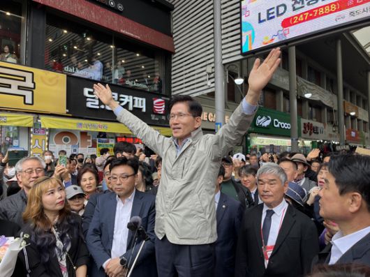 김문수 국민의힘 대선 후보가 6일 오후 경북 포항시 죽도시장을 찾아 시민들과 인사를 나눴다. 김 후보는 이후 경주 방문 일정에서 한덕수 무소속 대선 예비후보와의 단일화 압박에 반발하며 후보 일정 중단을 선언했다. 장서윤 기자