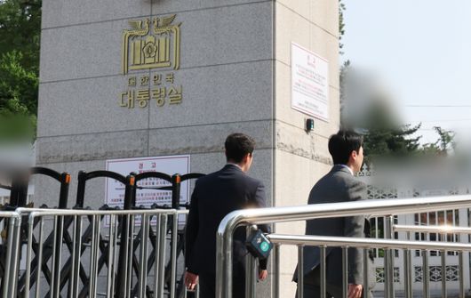 해병대원 순직사건 수사외압 의혹을 수사 중인 고위공직자범죄수사처(공수처) 수사관들이 대통령비서실과 국가안보실에 대한 압수수색을 시도하기 위해 지난 7일 서울 용산구 대통령실 민원실 출입구로 들어서고 있다. 뉴스1