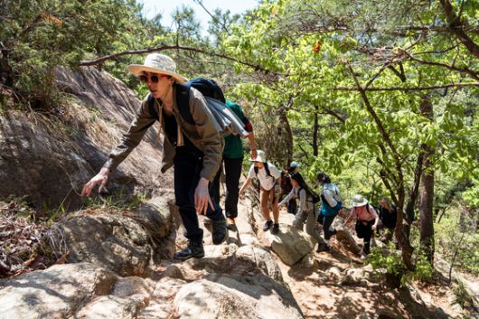 관악산을 오르는 외국인 관광객들. 서울 등산관광센터가 들어선 관악산·북한산·북악산 모두 최근 외국인 관광객의 출입이 크게 늘었다. 백종현 기자