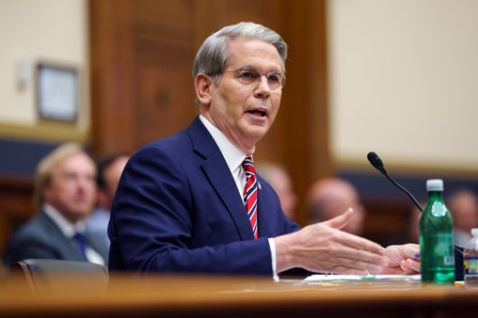 스콧 베센트 미국 재무부 장관이 7일(현지시간) 워싱턴DC 하원에서 열린 청문회에서 발언하고 있다. 베센트 장관은 이날 민주당 의원들의 반복된 질문에 결국 유아용품에 대한 관세 적용 배제를 검토하고 있다고 밝혔다. EPA=연합뉴스