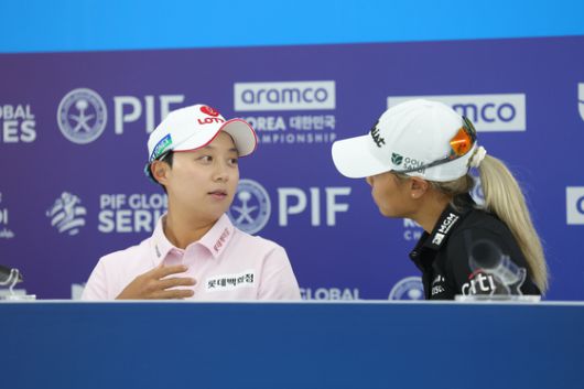 기자회견 도중 이야기를 나누는 김효주(왼쪽)와 대니엘 강. 연합뉴스